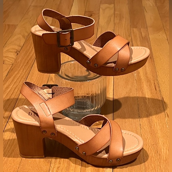 Shoes - 🆕 Honey Color Sandals - size 8W